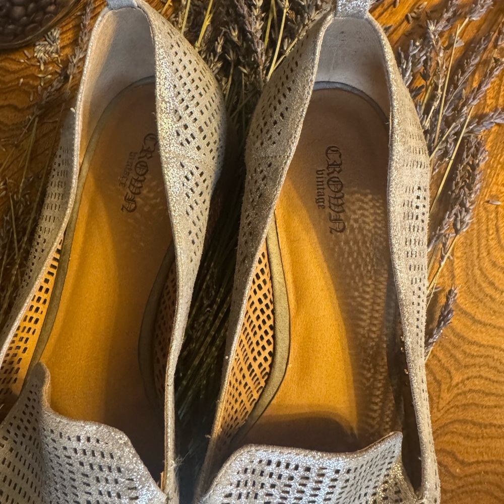 Crown Vintage Leather Gray Perforated Women's Flats - Picture 5 of 7